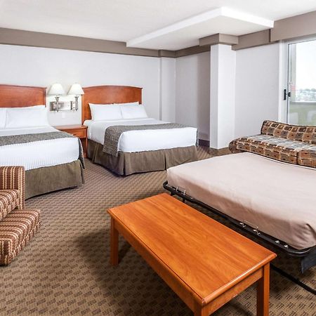 Ramada By Wyndham Edmonton South Hotel Екстериор снимка