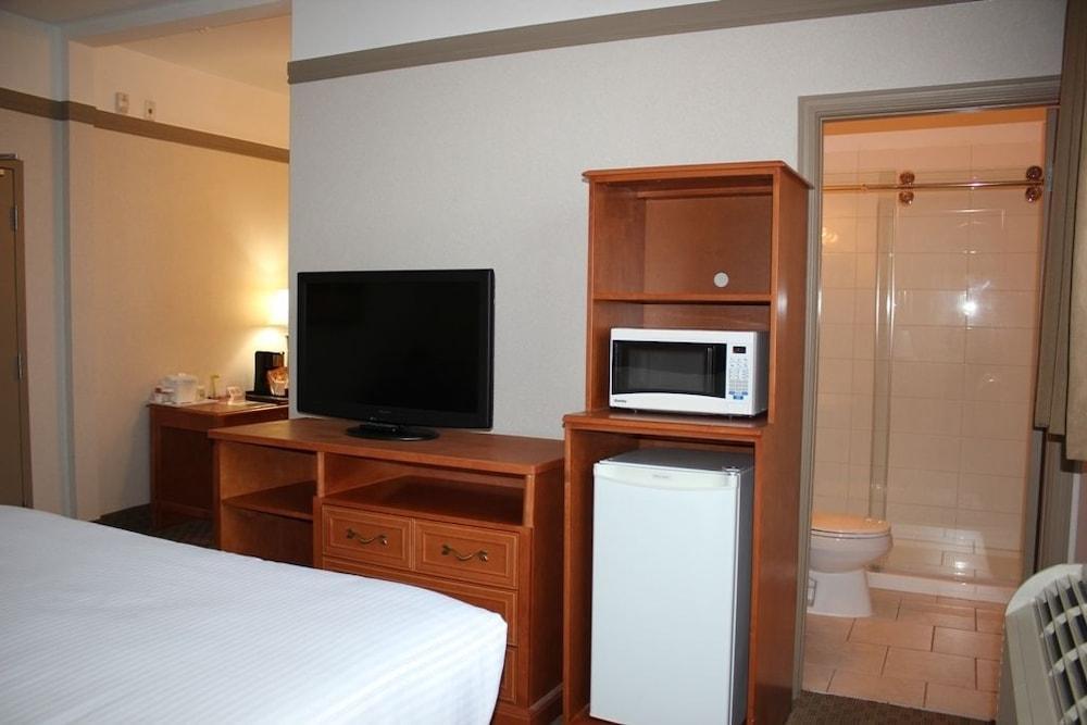 Ramada By Wyndham Edmonton South Hotel Екстериор снимка