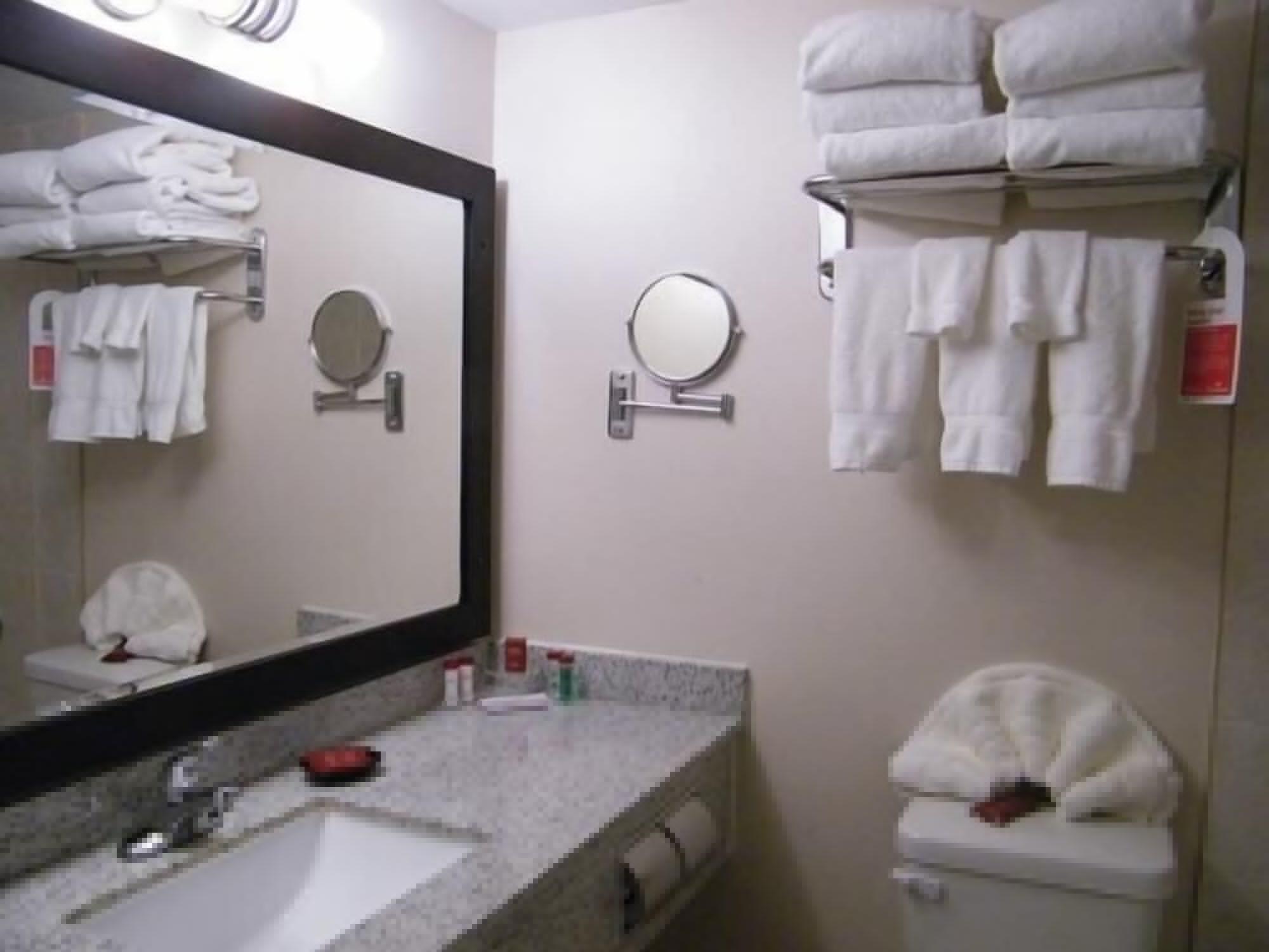 Ramada By Wyndham Edmonton South Hotel Екстериор снимка