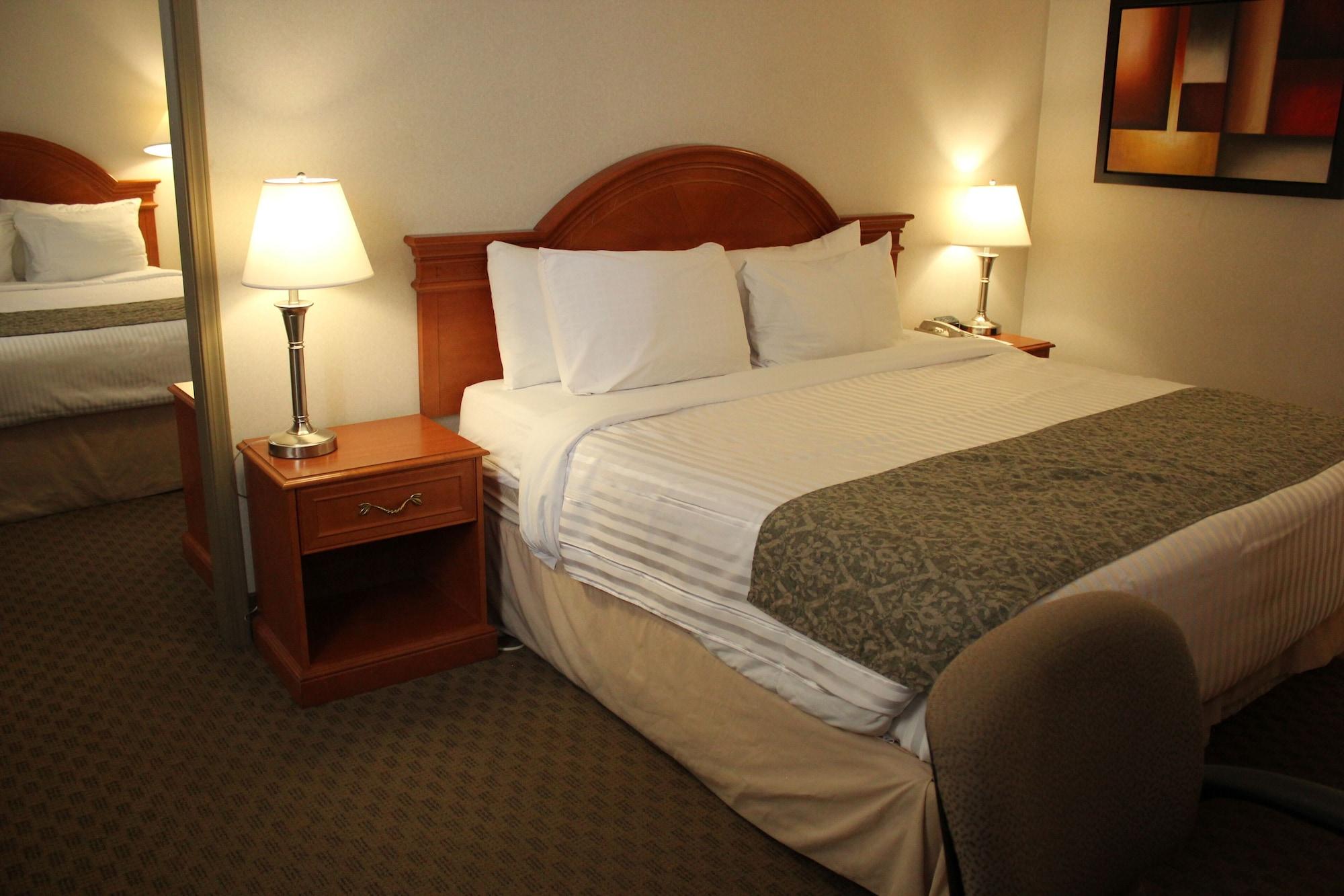 Ramada By Wyndham Edmonton South Hotel Екстериор снимка