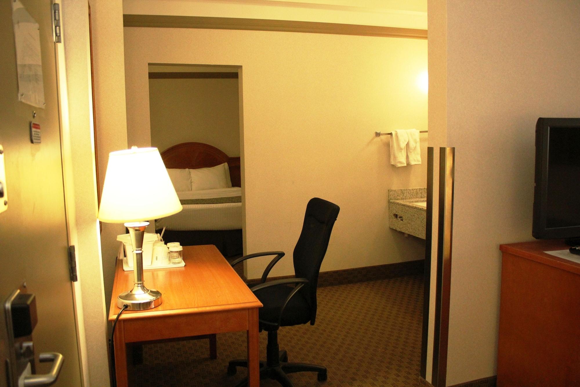Ramada By Wyndham Edmonton South Hotel Екстериор снимка