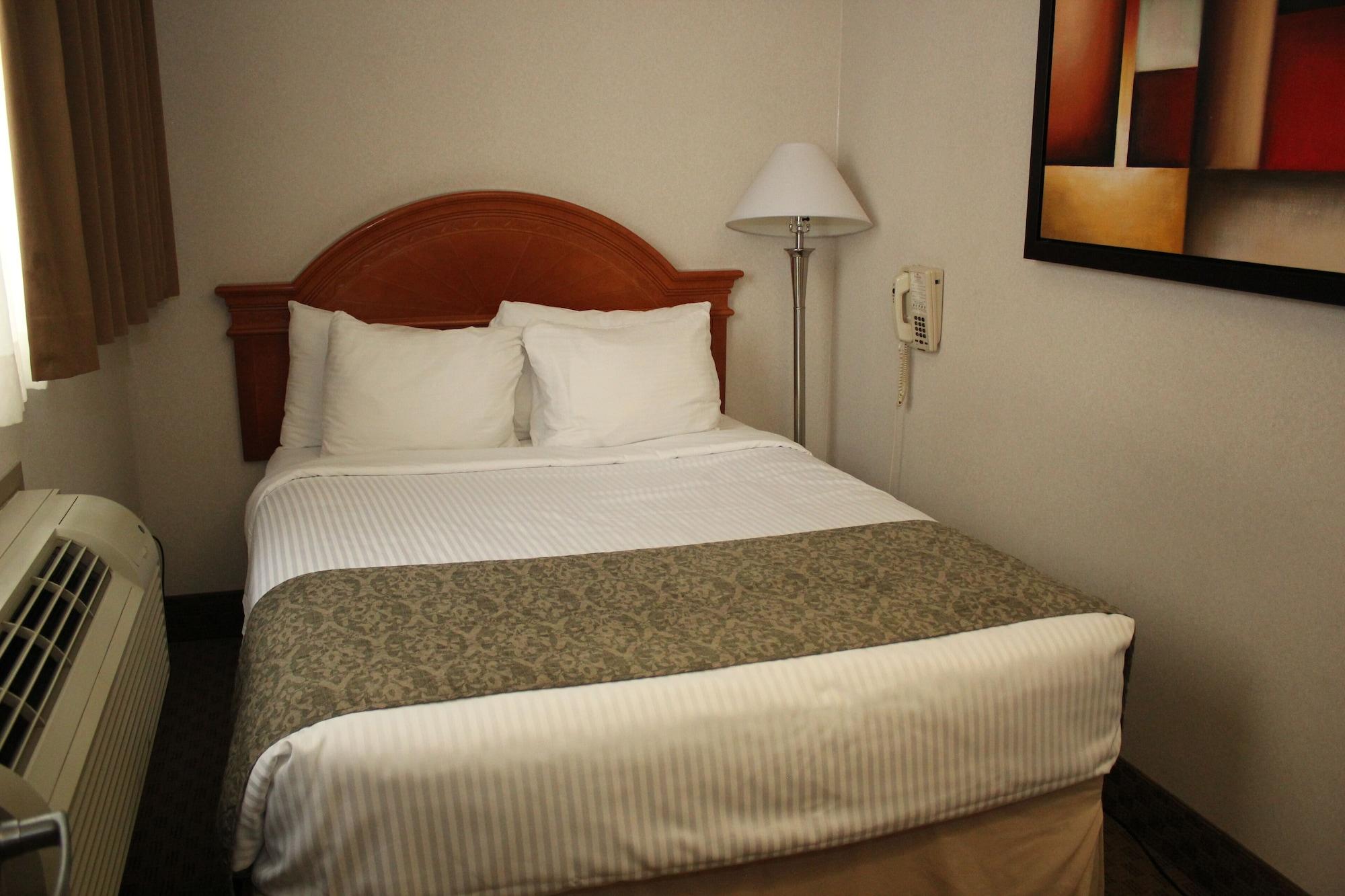 Ramada By Wyndham Edmonton South Hotel Екстериор снимка