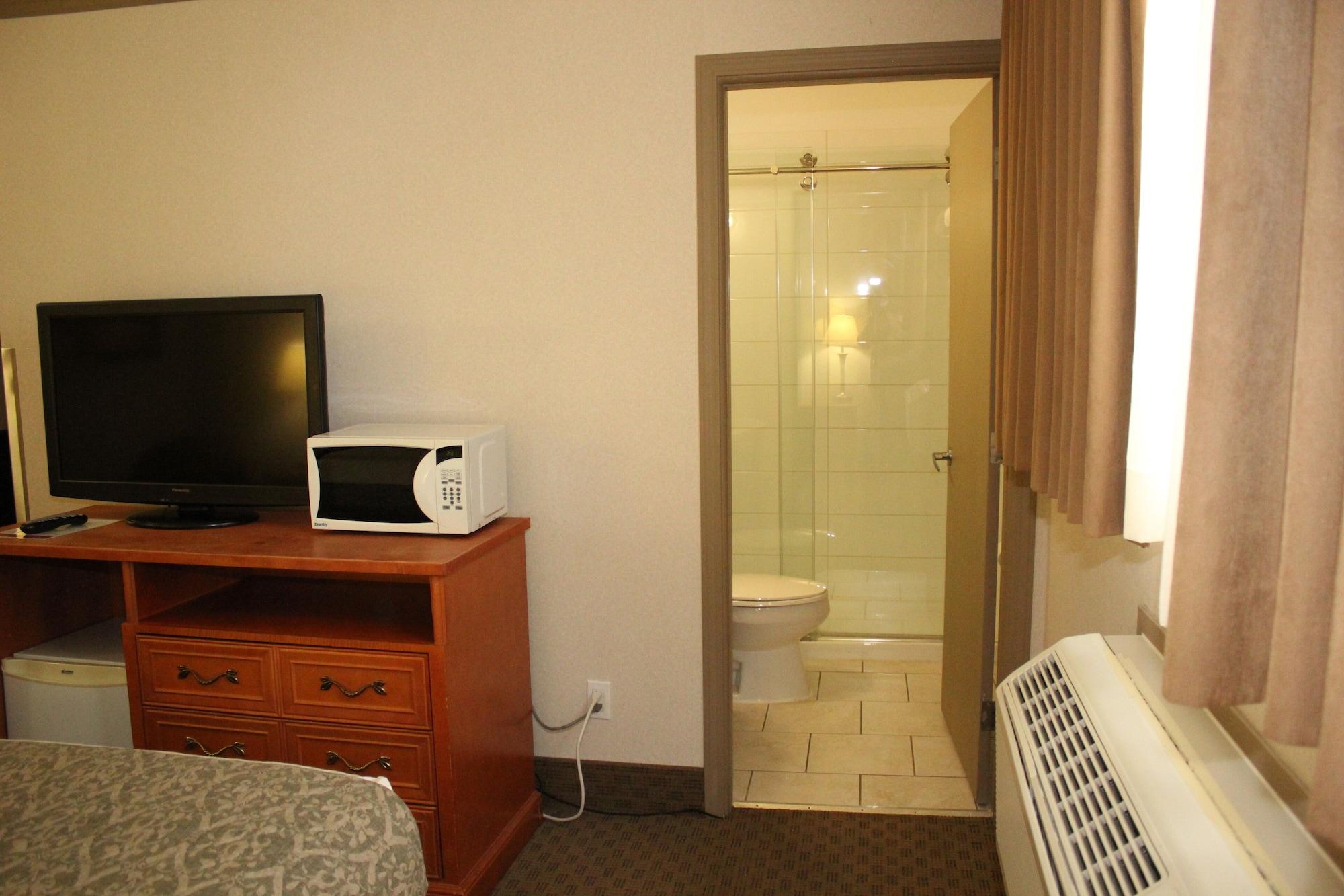 Ramada By Wyndham Edmonton South Hotel Екстериор снимка