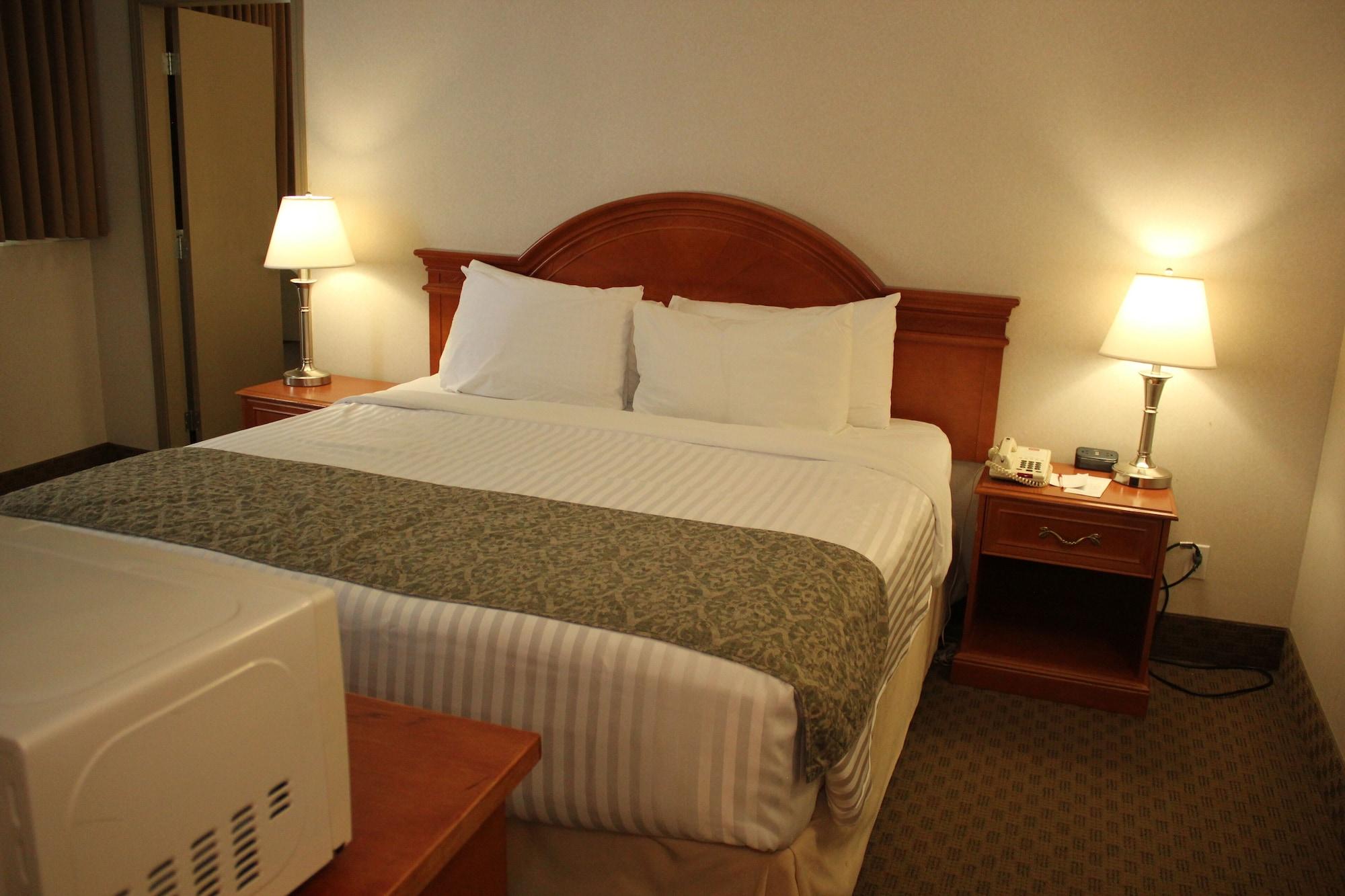 Ramada By Wyndham Edmonton South Hotel Екстериор снимка