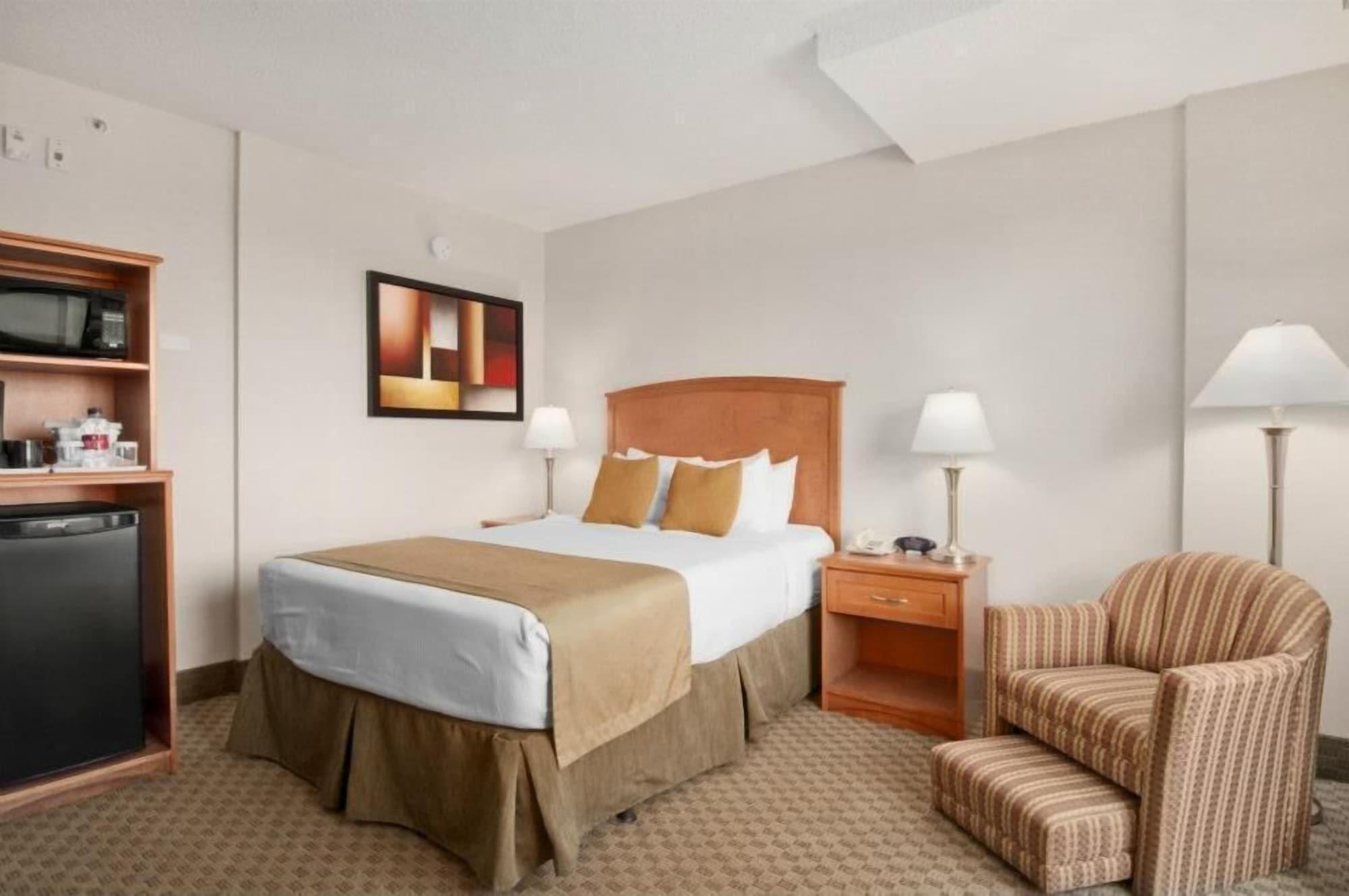 Ramada By Wyndham Edmonton South Hotel Екстериор снимка