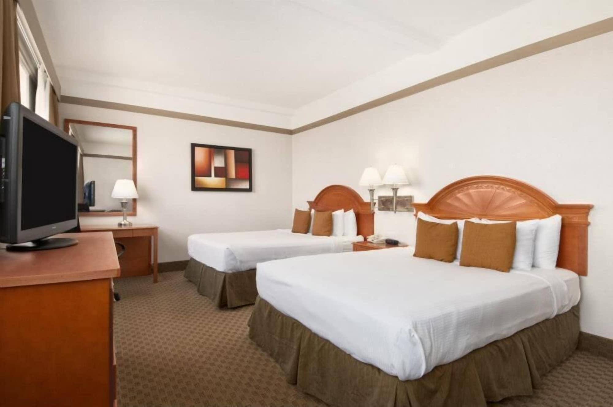 Ramada By Wyndham Edmonton South Hotel Стая снимка