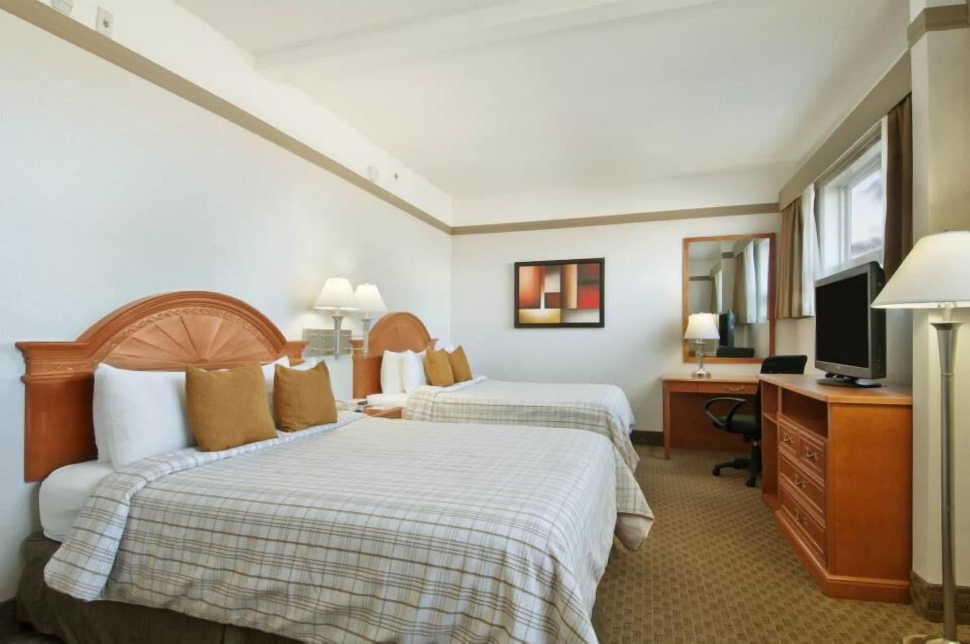 Ramada By Wyndham Edmonton South Hotel Екстериор снимка
