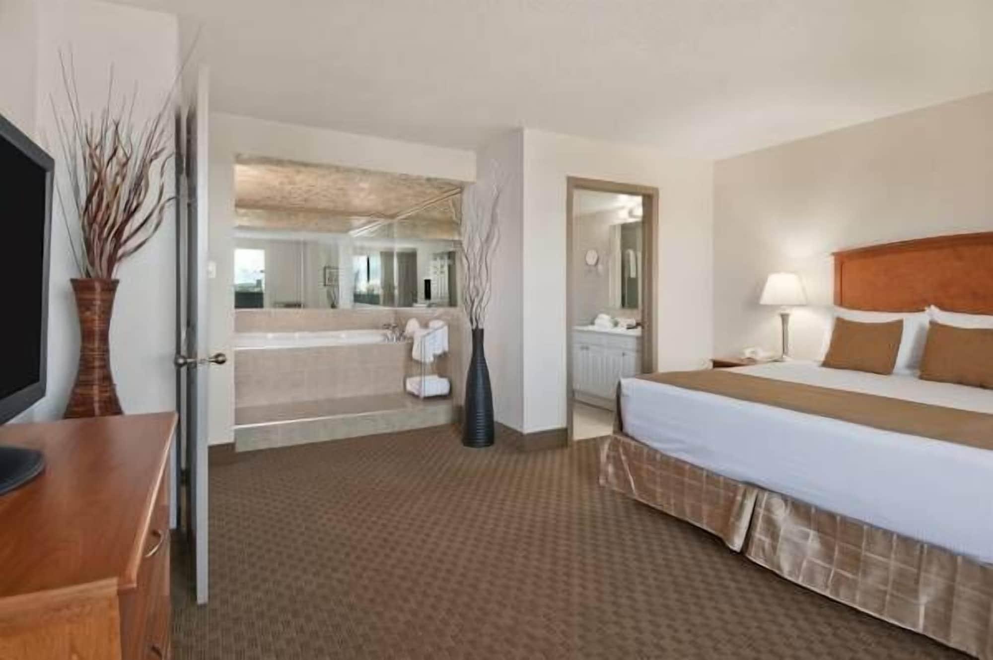 Ramada By Wyndham Edmonton South Hotel Екстериор снимка