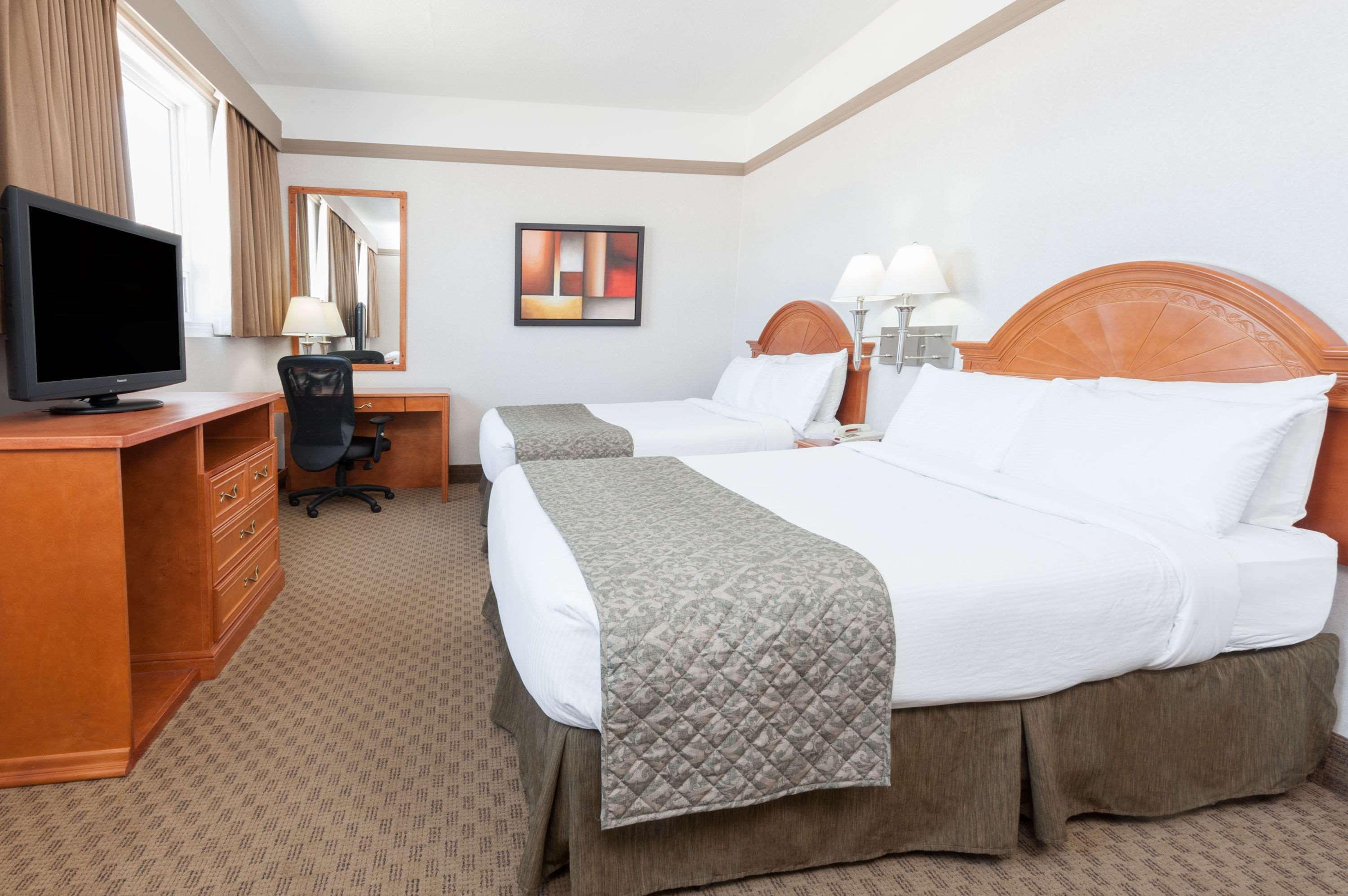 Ramada By Wyndham Edmonton South Hotel Екстериор снимка
