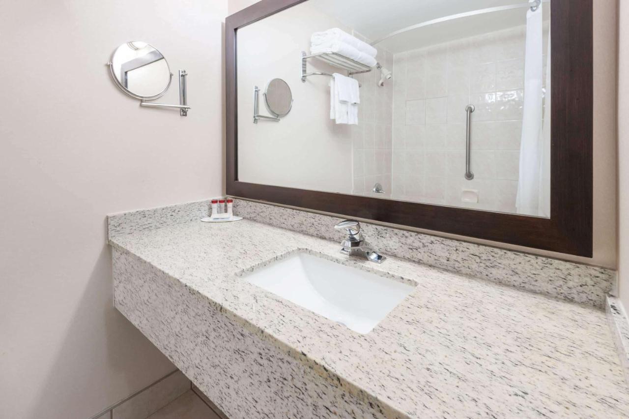 Ramada By Wyndham Edmonton South Hotel Екстериор снимка