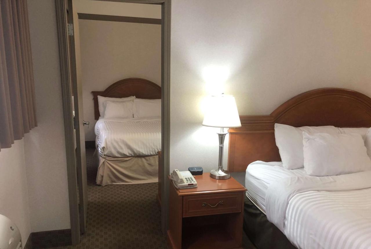 Ramada By Wyndham Edmonton South Hotel Екстериор снимка