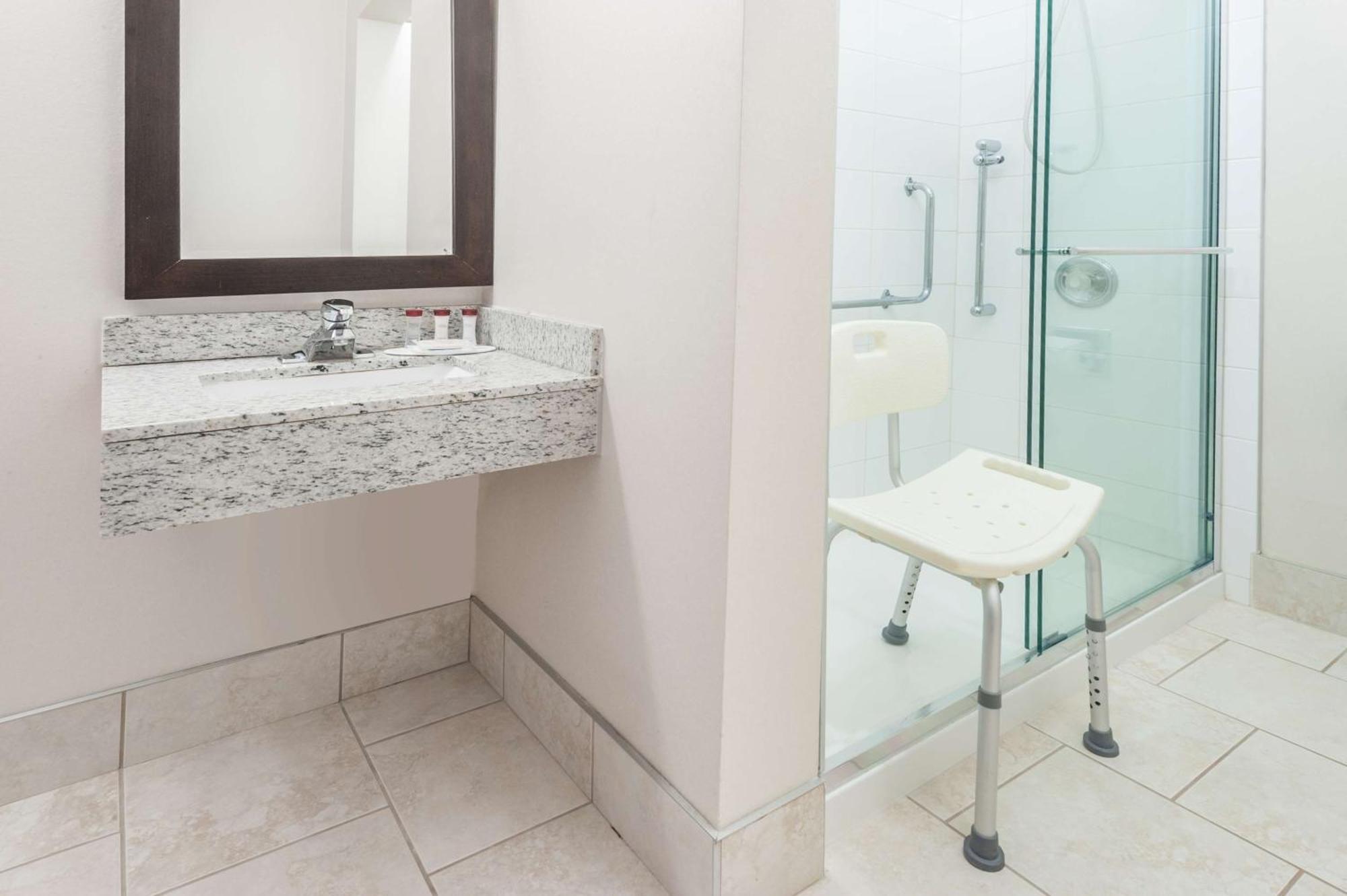 Ramada By Wyndham Edmonton South Hotel Екстериор снимка