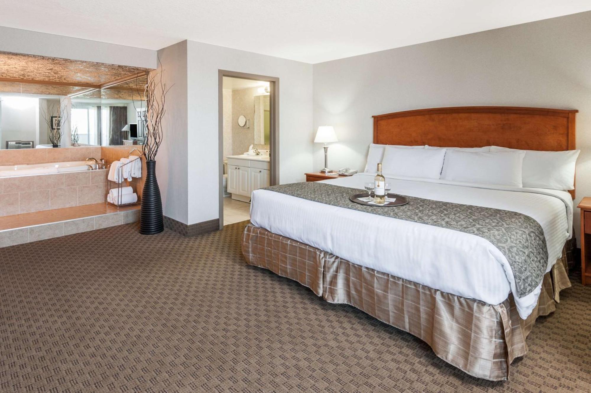 Ramada By Wyndham Edmonton South Hotel Екстериор снимка
