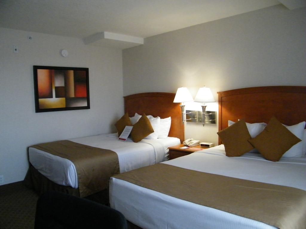 Ramada By Wyndham Edmonton South Hotel Стая снимка