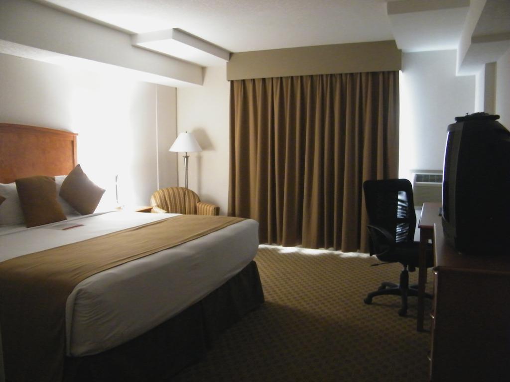 Ramada By Wyndham Edmonton South Hotel Стая снимка
