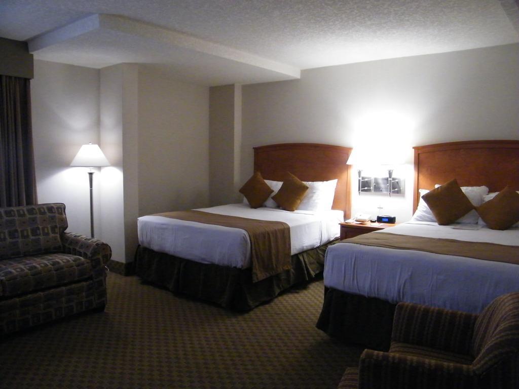 Ramada By Wyndham Edmonton South Hotel Стая снимка