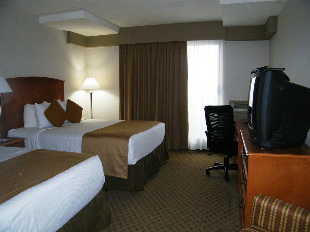 Ramada By Wyndham Edmonton South Hotel Стая снимка