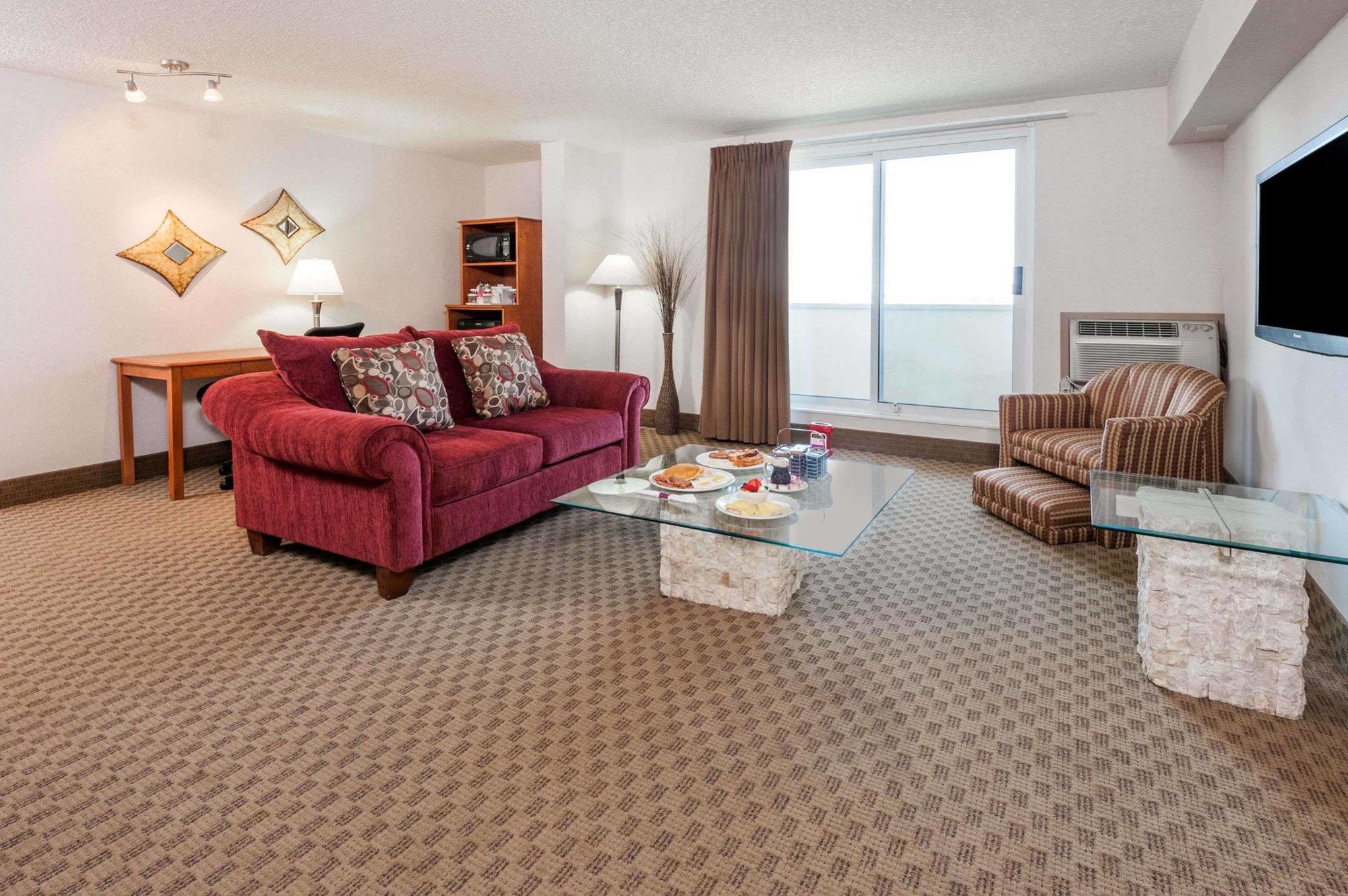 Ramada By Wyndham Edmonton South Hotel Екстериор снимка