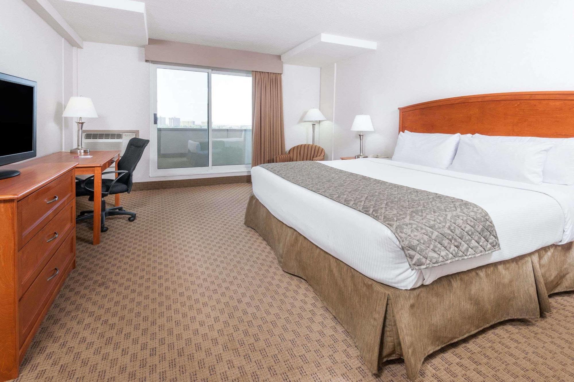 Ramada By Wyndham Edmonton South Hotel Екстериор снимка