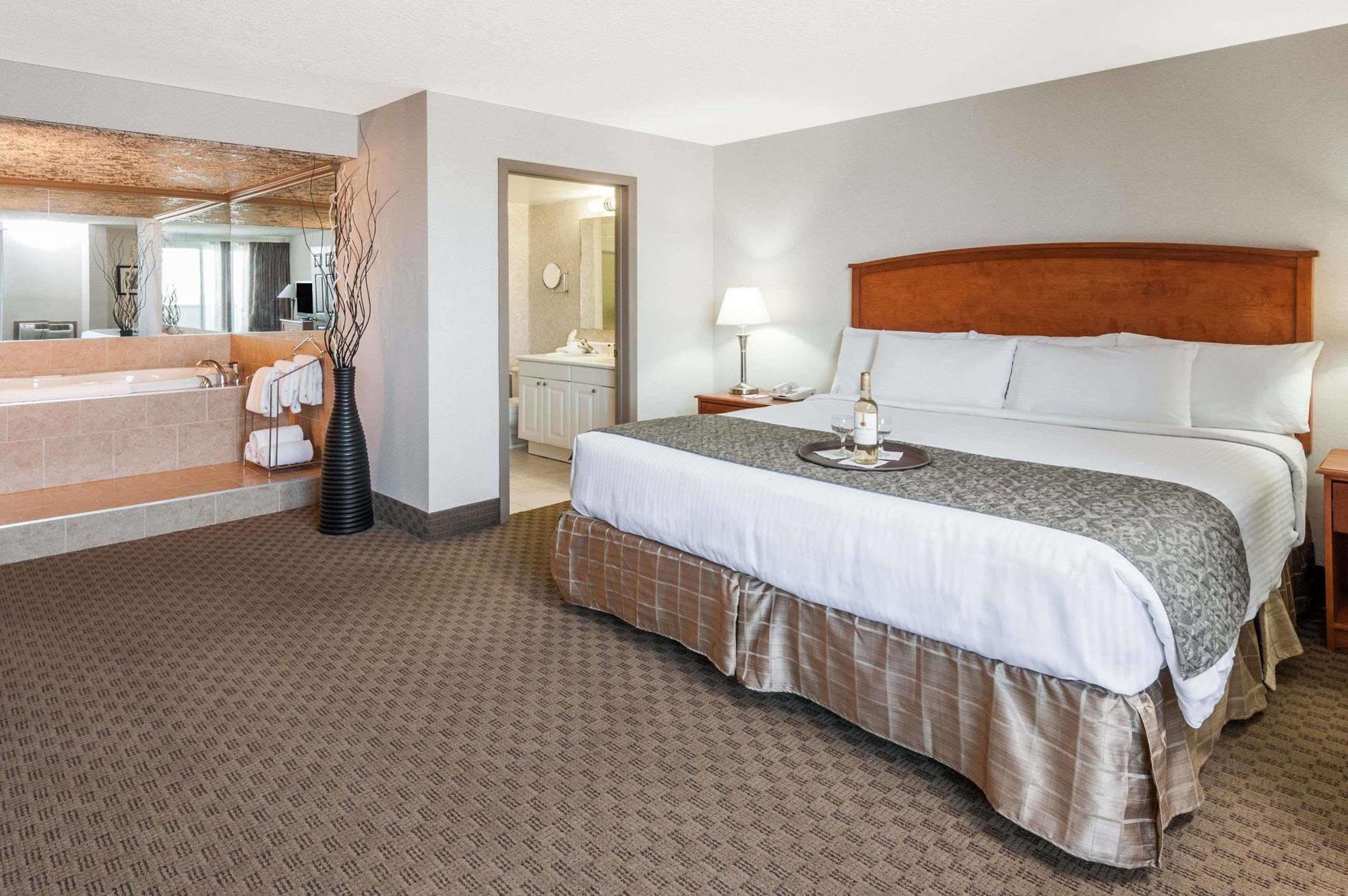 Ramada By Wyndham Edmonton South Hotel Екстериор снимка