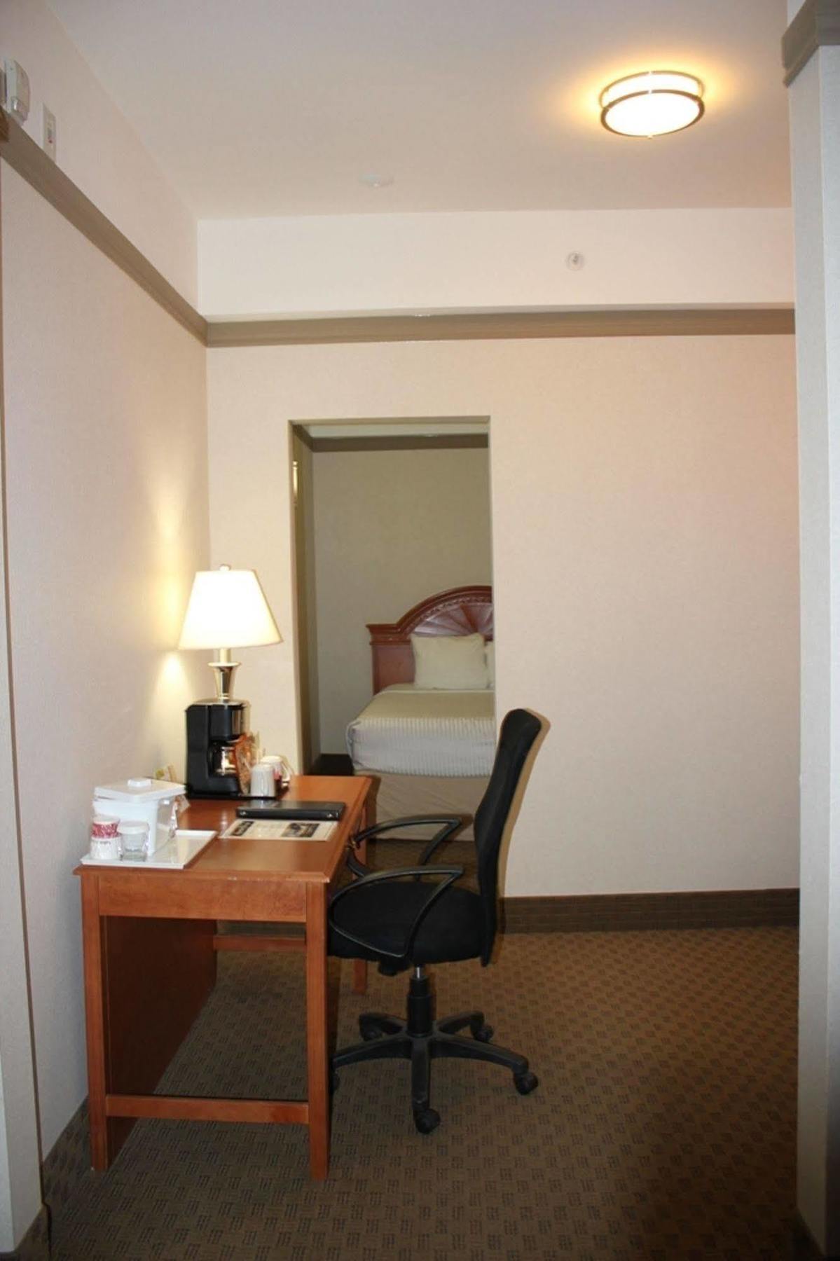 Ramada By Wyndham Edmonton South Hotel Екстериор снимка