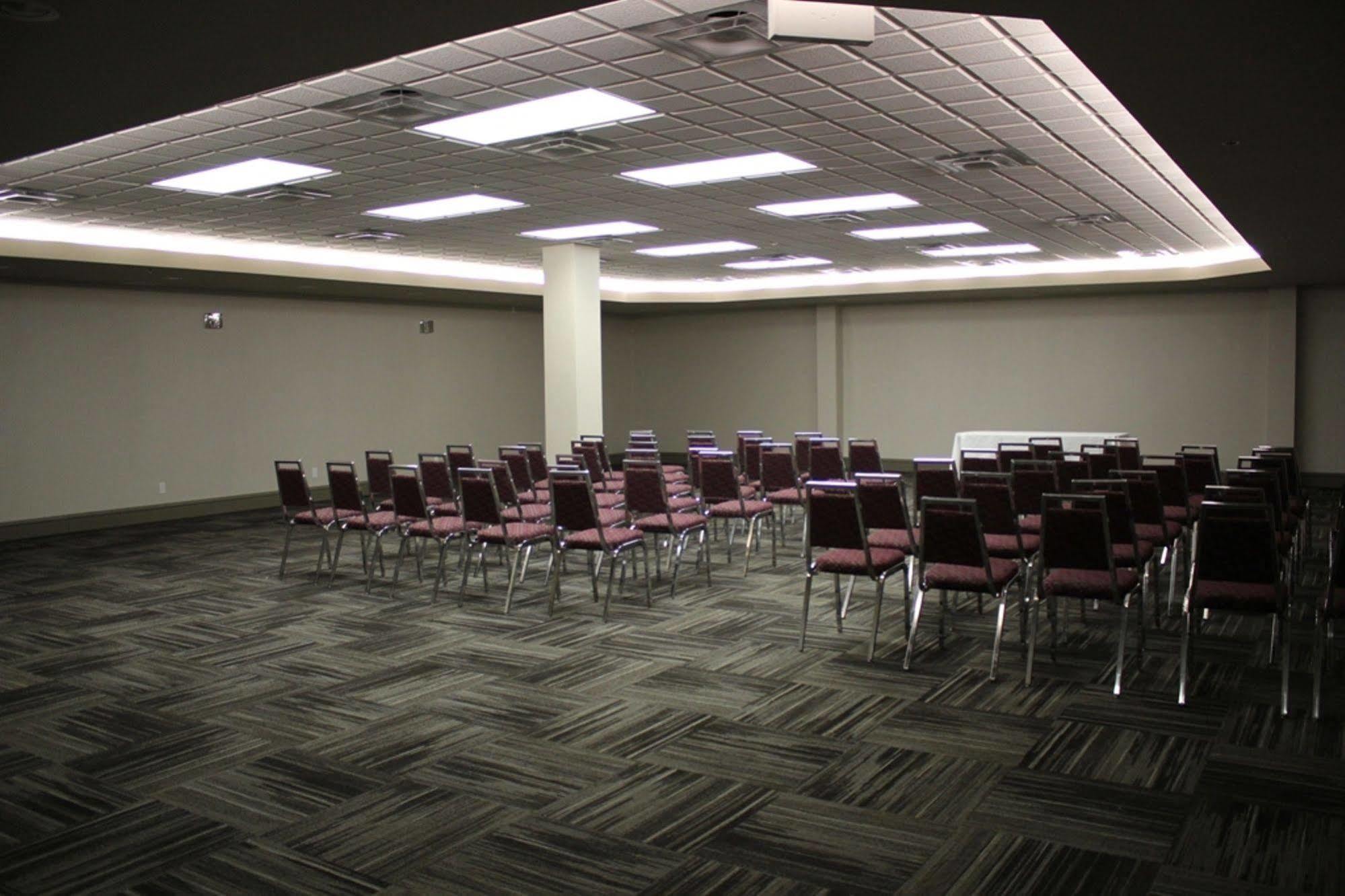 Ramada By Wyndham Edmonton South Hotel Екстериор снимка