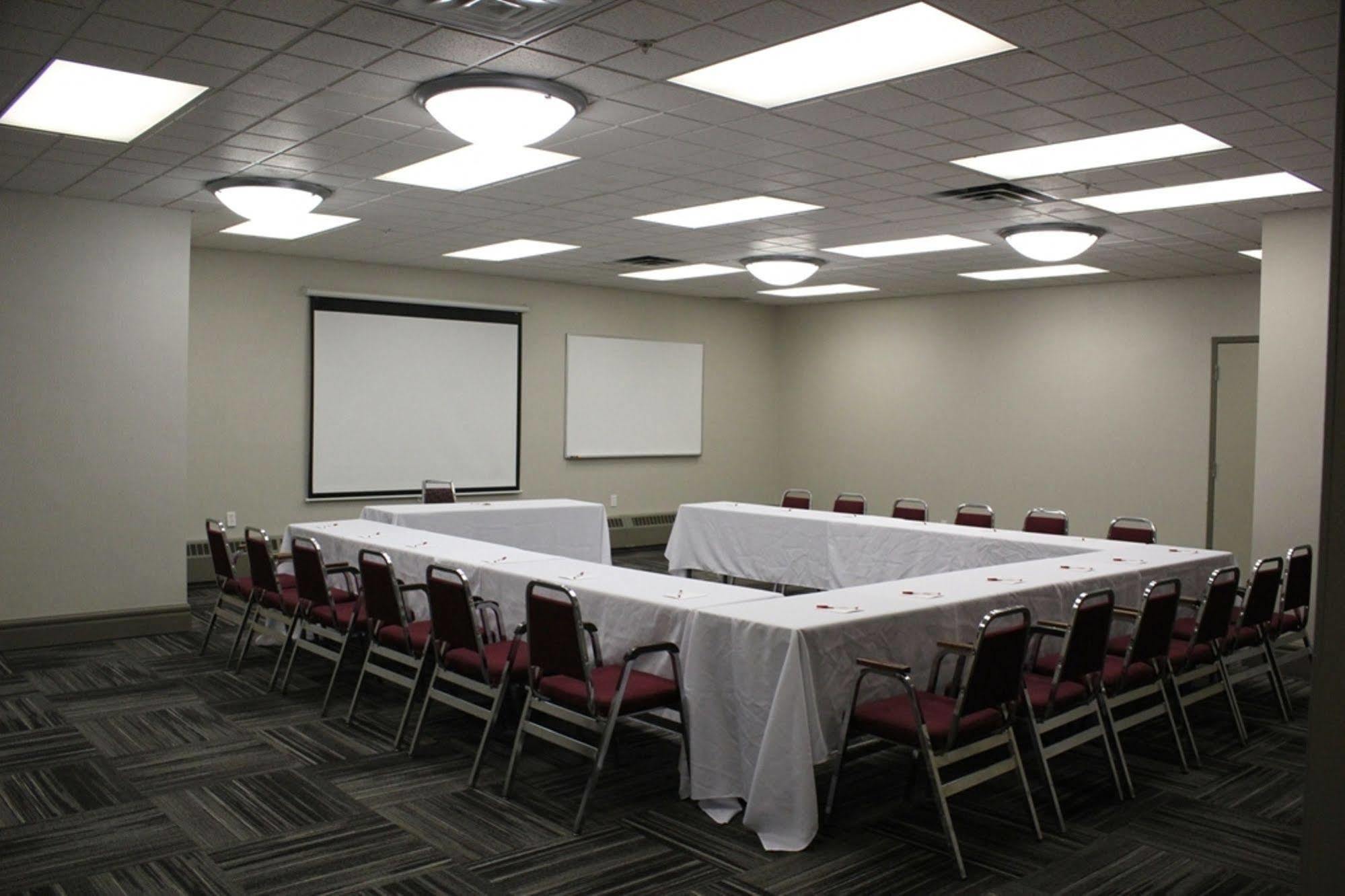 Ramada By Wyndham Edmonton South Hotel Екстериор снимка