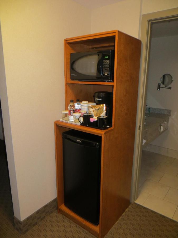 Ramada By Wyndham Edmonton South Hotel Стая снимка