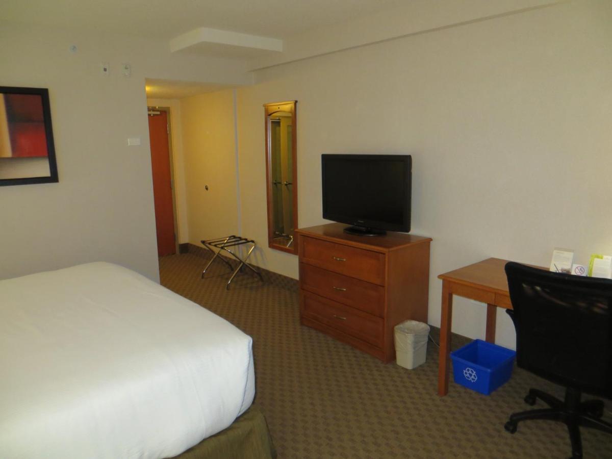 Ramada By Wyndham Edmonton South Hotel Стая снимка