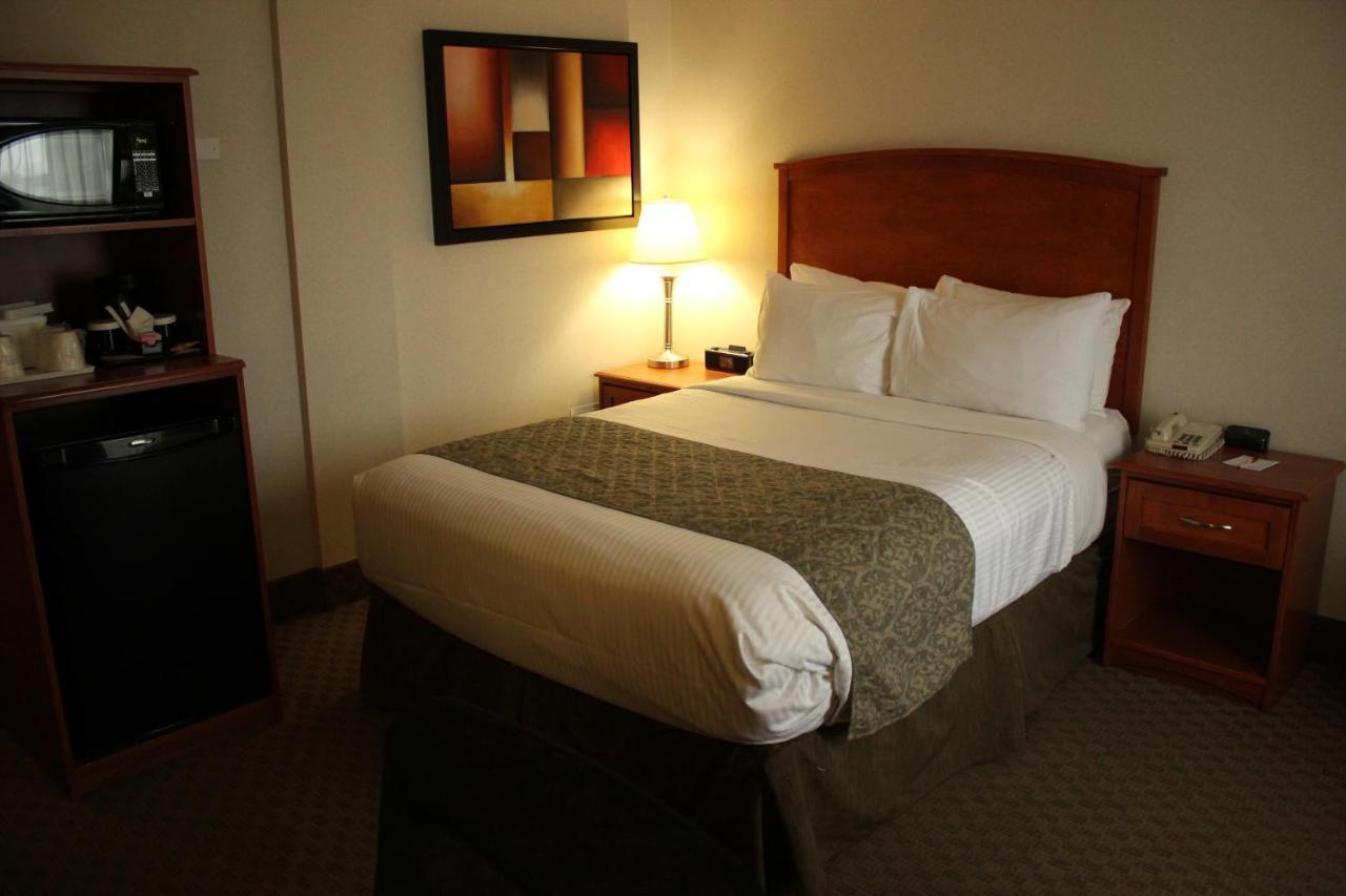 Ramada By Wyndham Edmonton South Hotel Екстериор снимка