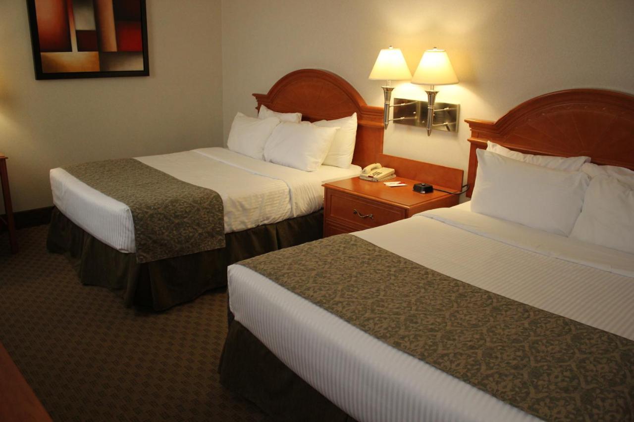Ramada By Wyndham Edmonton South Hotel Екстериор снимка