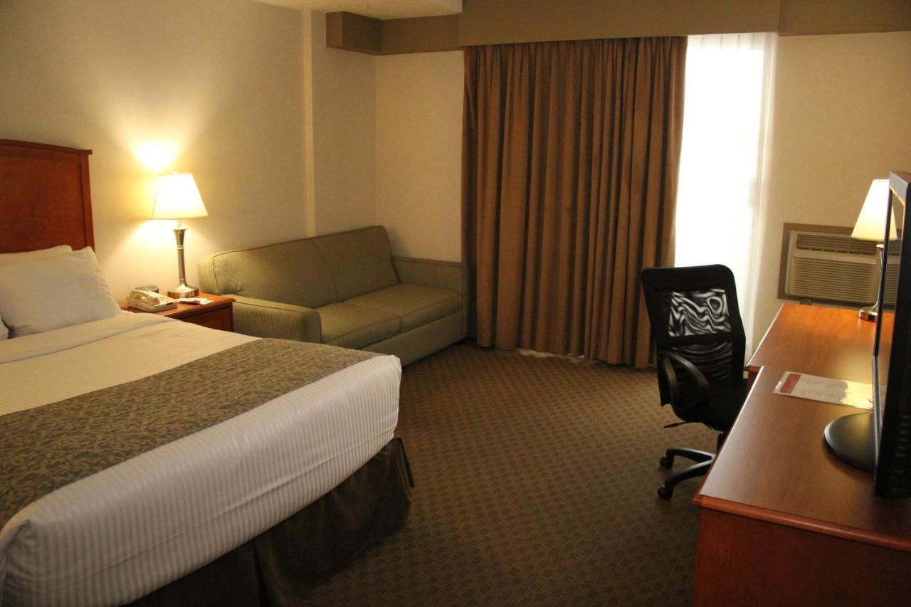 Ramada By Wyndham Edmonton South Hotel Екстериор снимка